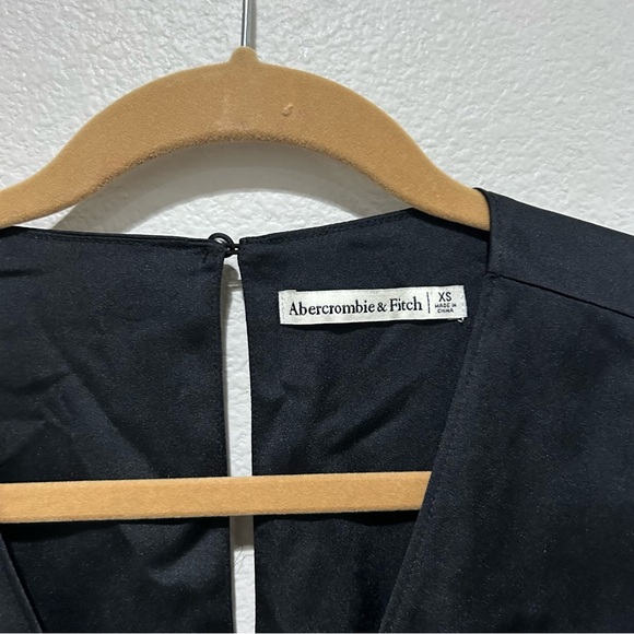 Abercrombie & Fitch black satin jumpsuit xs ruched sleeves - Picture 4 of 11